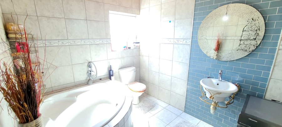 4 Bedroom Property for Sale in Sunbird Park Western Cape